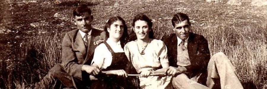 Henry Lourens, Bawie Groenewald, Marie en Andries Moolman.   Foto is ongeveer 70 jaar oud! Mense is lankal oorlede en dateer uit â€˜n ander era, maar almal Gansbaaiers â€“ gebore en getoÃ«.